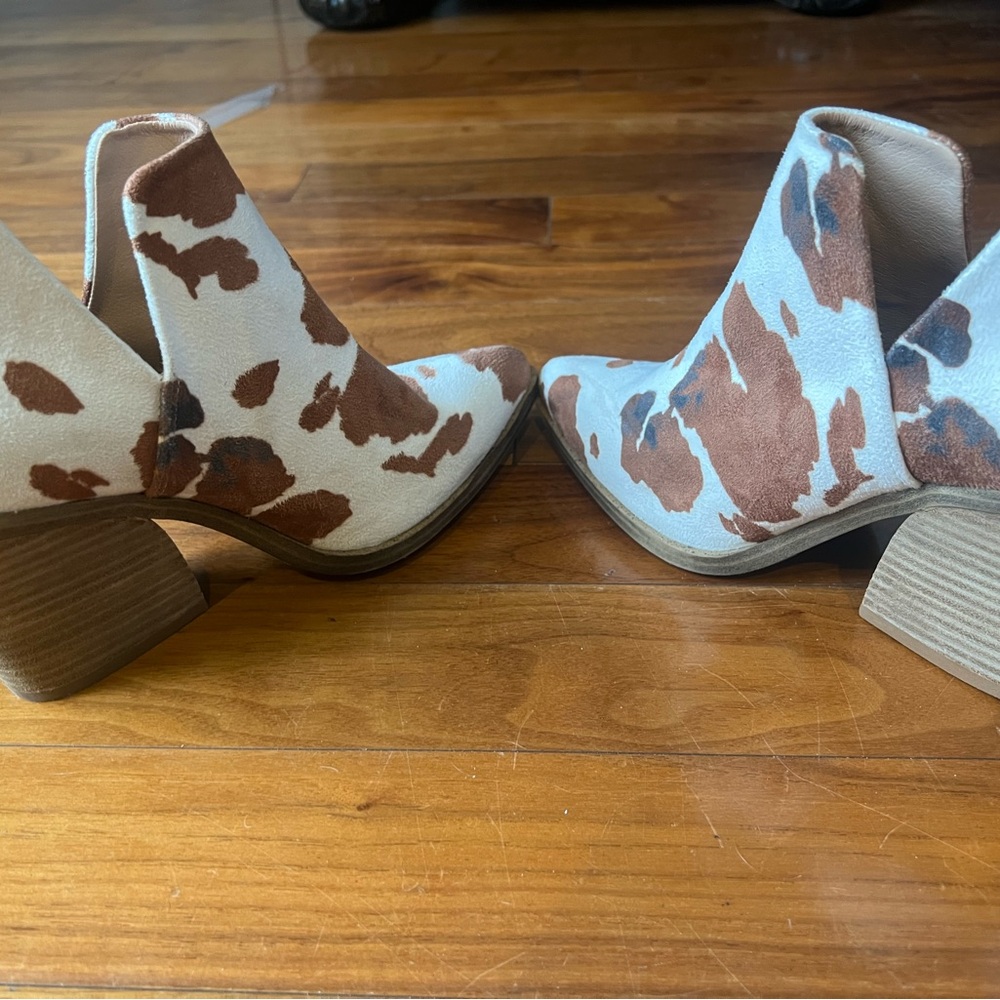 Cowhide Print Booties - Picture 4 of 4